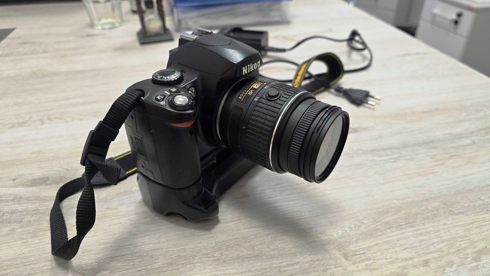 Nikon D40X + AF-S NIKKOR 18-55mm 1:3,5-5,6 GII + grip,  dobry stan