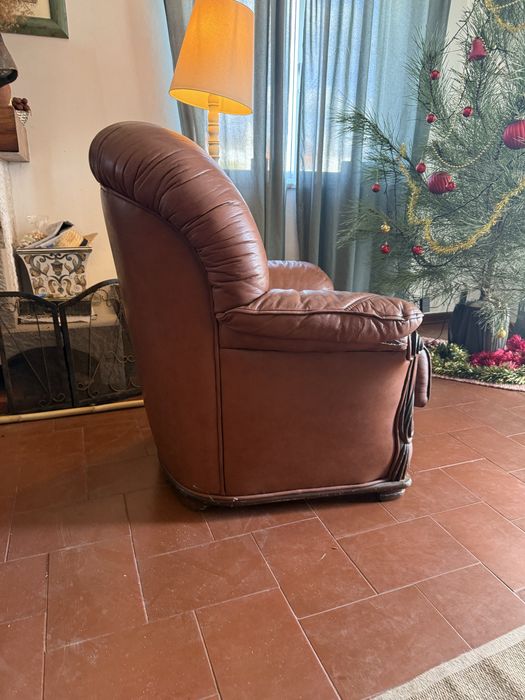 Sofá- cama e 2 poltronas em pele (conjunto em bom estado)