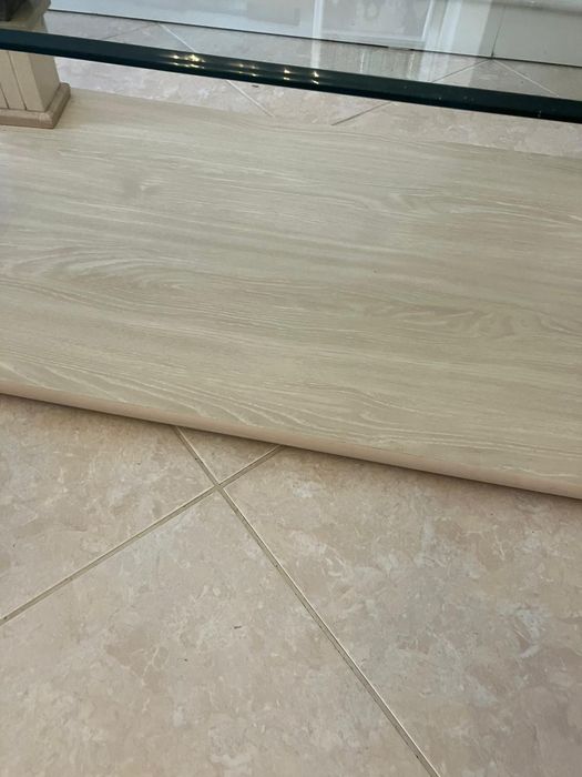 Mesa de sala com cavalos em bronze com tampo de vidro  como novamo nov