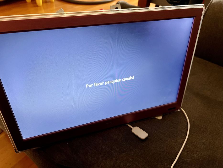 Televisao TCL rosa com comando + suporte parede