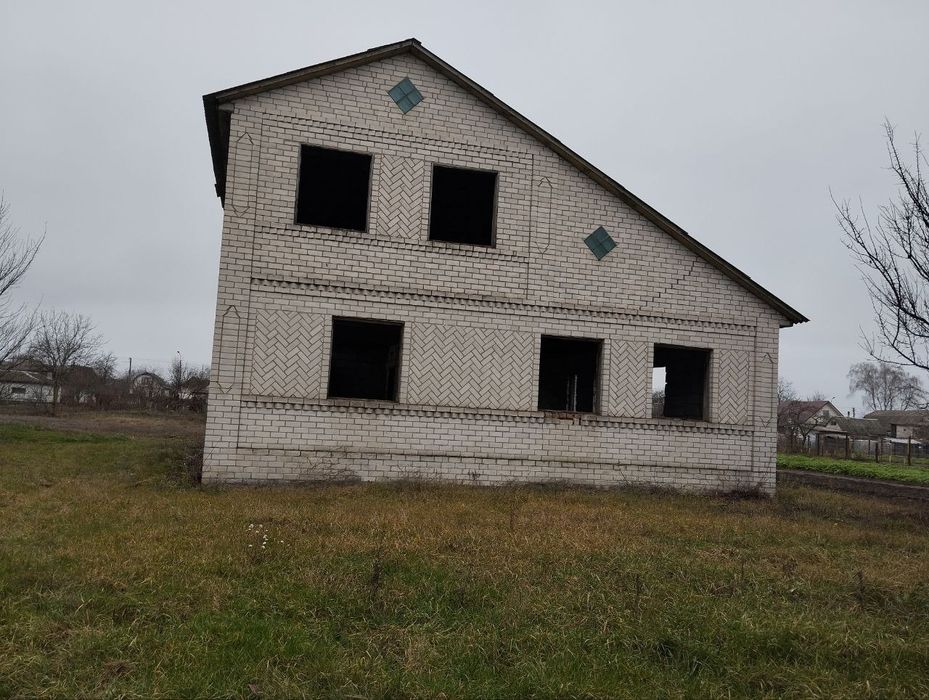 Ділянка з недобудованим будинком