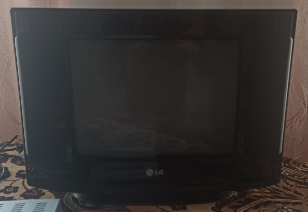 Телевізор LG 14", працюючий з тюнером і пультом