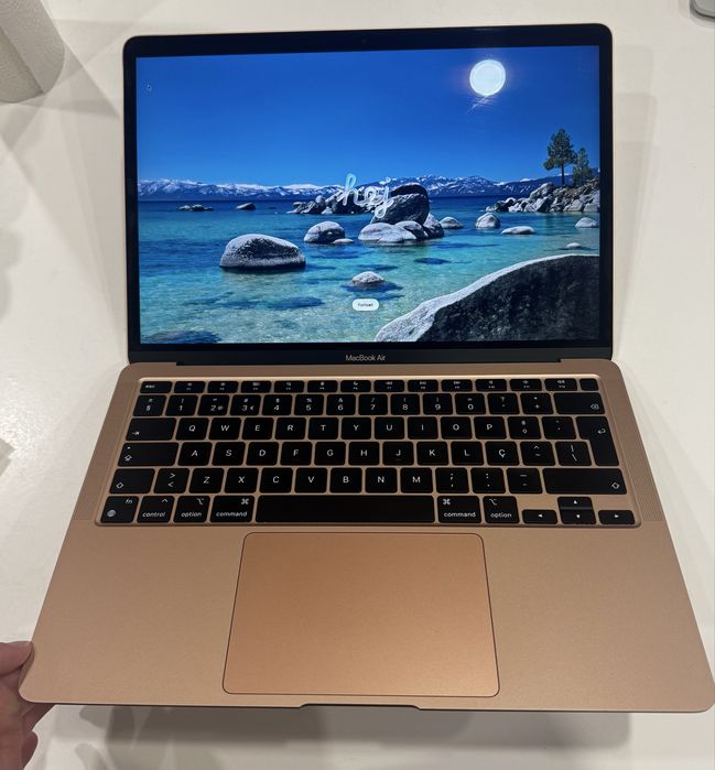 MacBook Air 13” M1 (2020) – 8GB RAM / 256GB SSD