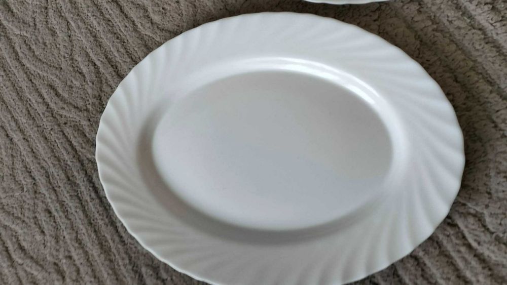 2 białe półmiski Arcopal dł 34,5 szer.26