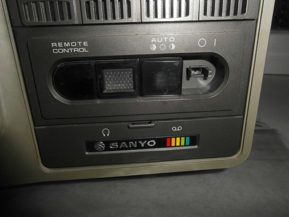 TV Sanyo antiga 63x44 cm