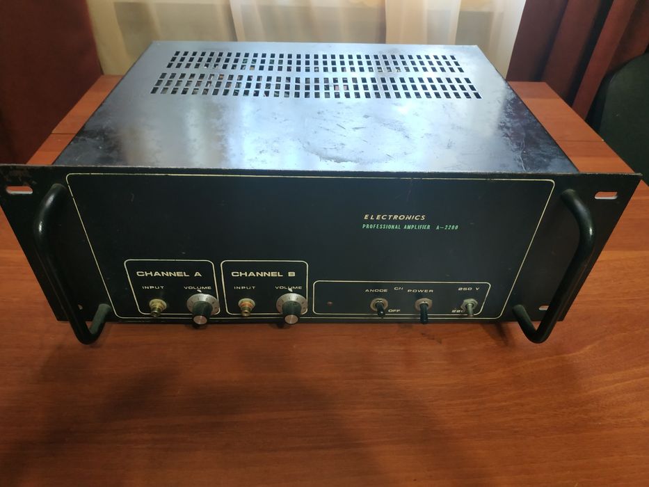 Ламповий підсилювач 2x100 ват 8 ом.