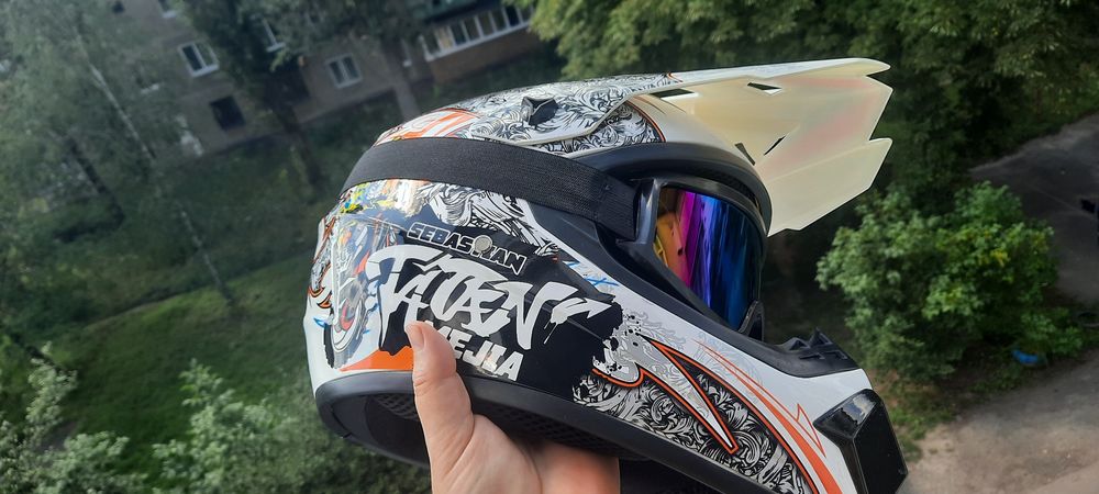 Шолом з окулярами