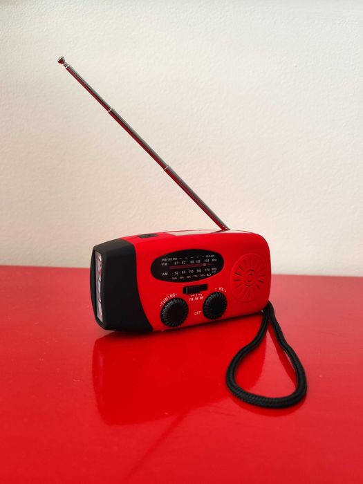 Rádio Solar de Emergência Portátil