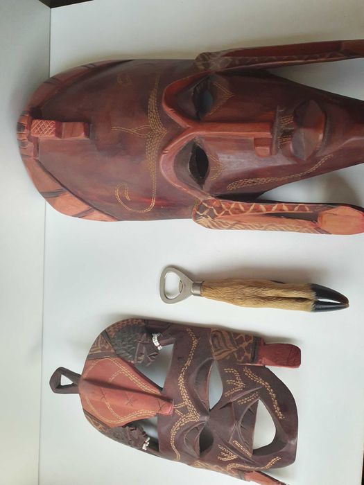 Máscaras e abre-garrafas