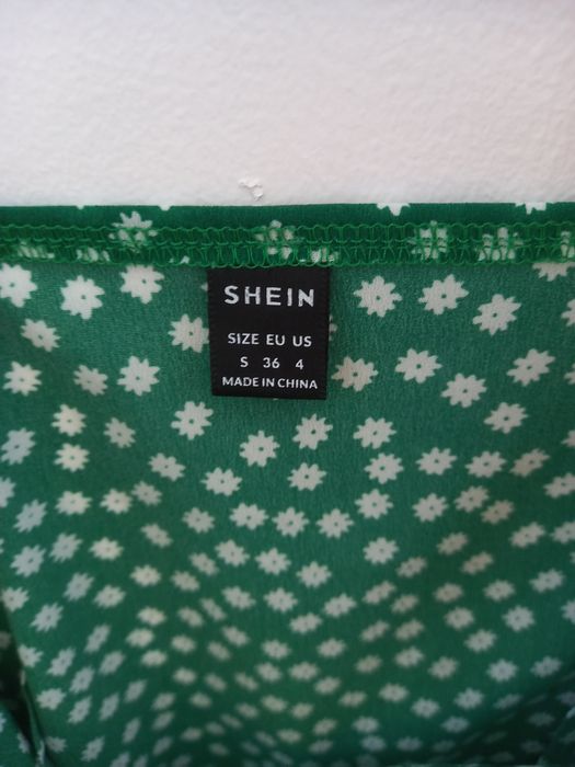 Vestido verde às flores