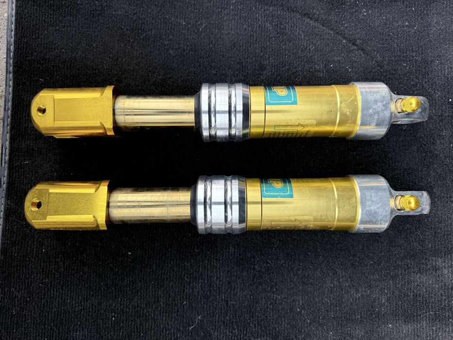 Задние амортизаторы с подкачкой.