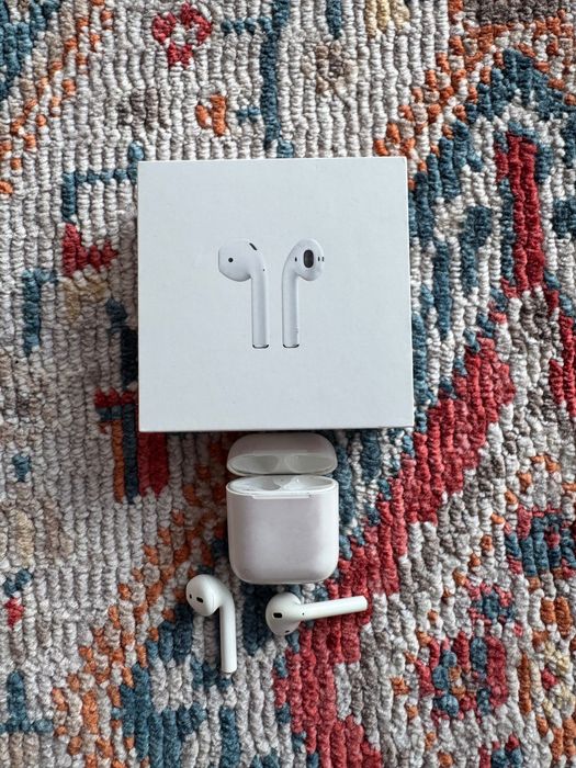 AirPods 3 та AirPods 2