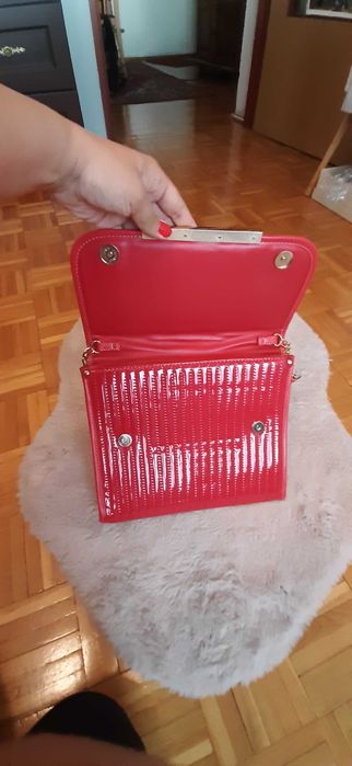 Czerwona torebka listonoszka lakierowana Monnari