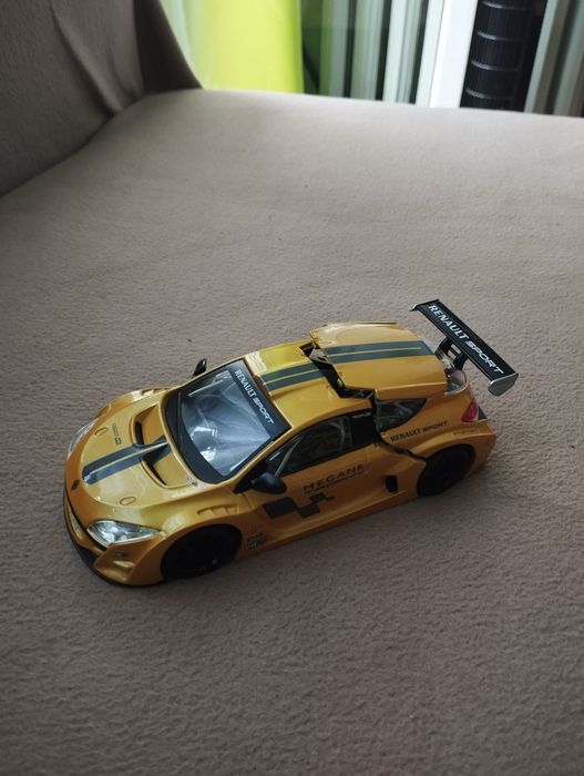 4 samochody modele 1:24