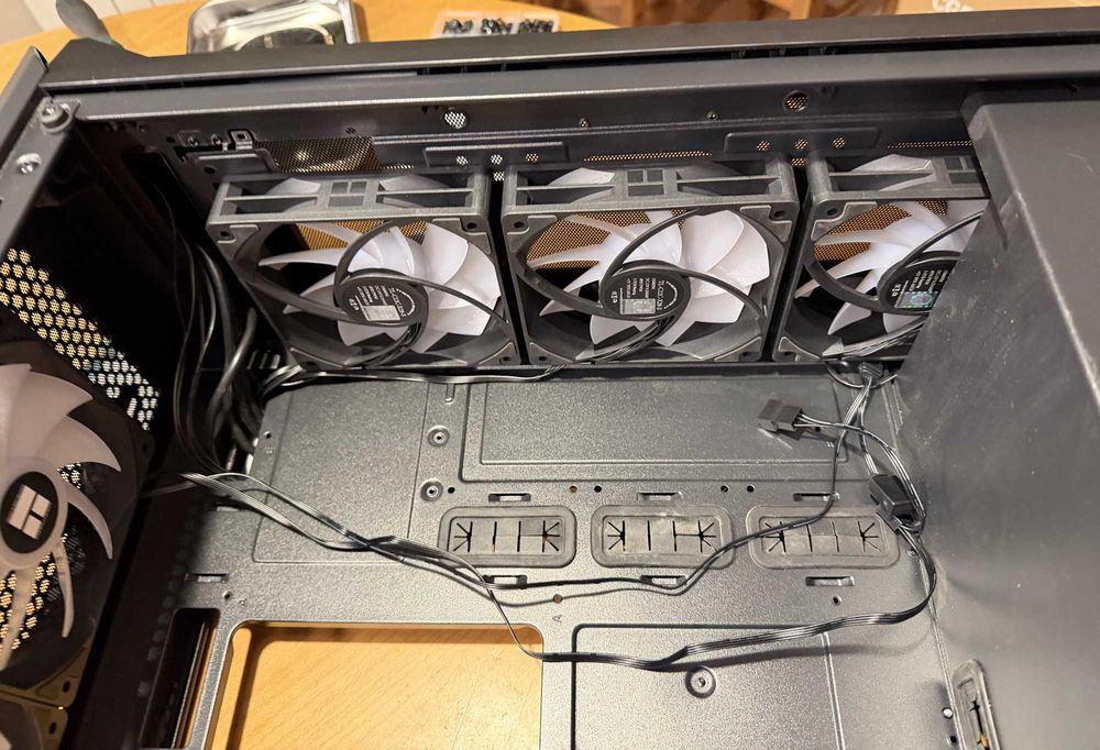 Obudowa Genesis Irid 505F + 6 wiatraków ARGB Thermalright TL-C12C-X28