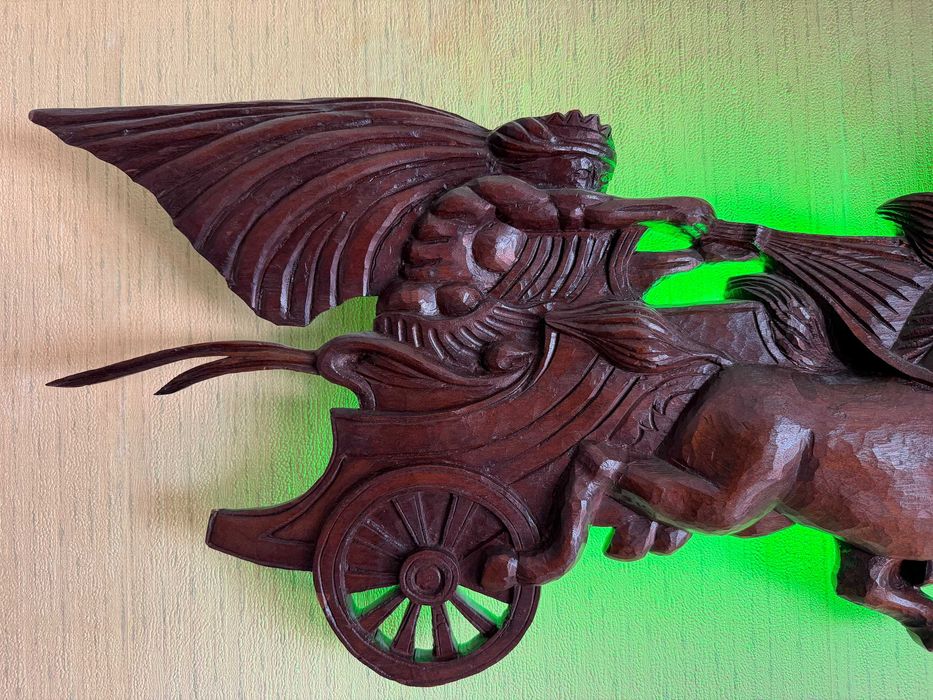 Quadriga em madeira com iluminação própria
