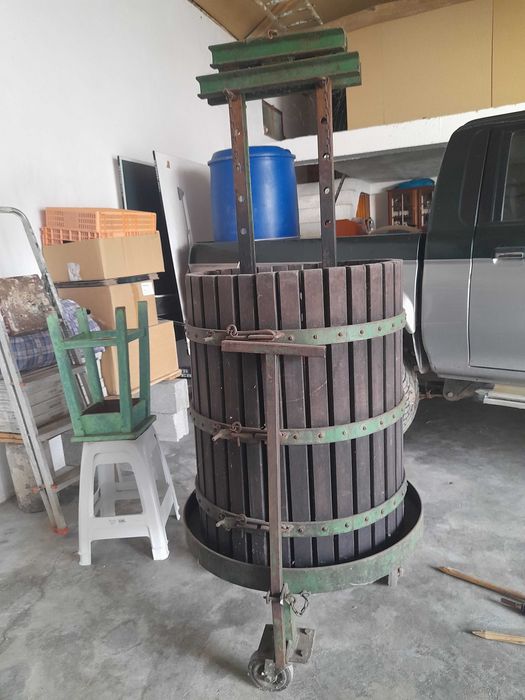 Prensa de uvas em madeira