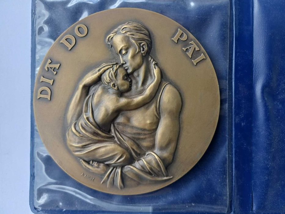 Medalha comemorativa do Dia do Pai – A André e A Sousa Freitas