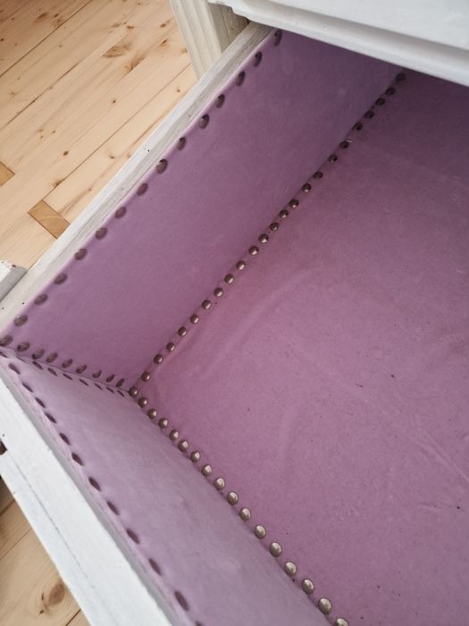 Stara drewniana biała komoda, trzy szuflady