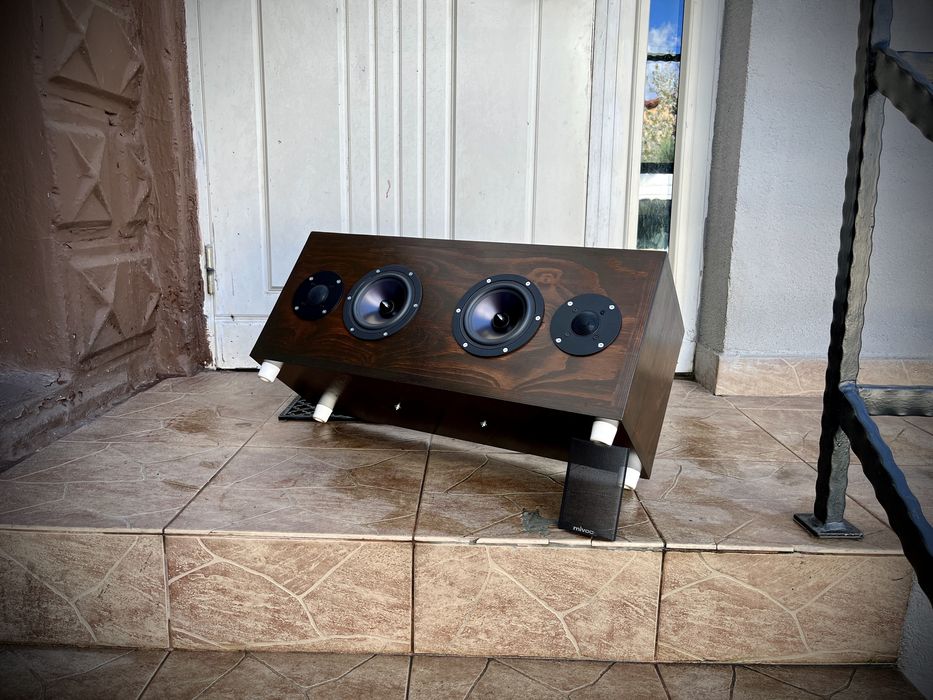 Referencyjny głośnik aktywny w kolorze czekoladowym, o mocy 2x35 Wat