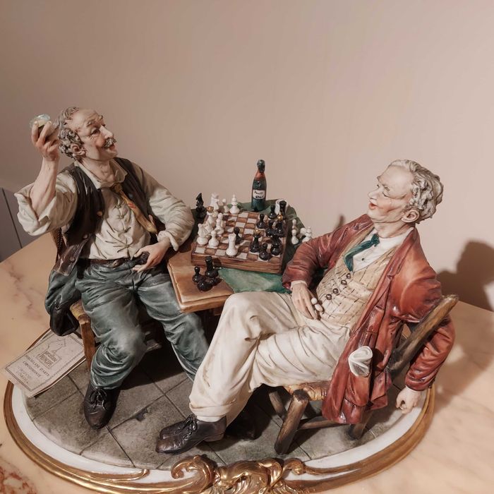 Porcelanowa figura gra w szachy Capodimonte Principe