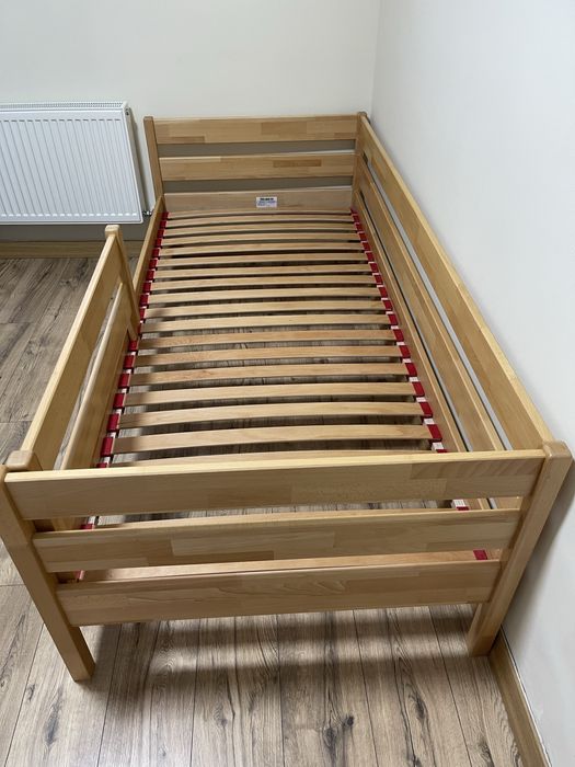 Кровать односпальная деревянная