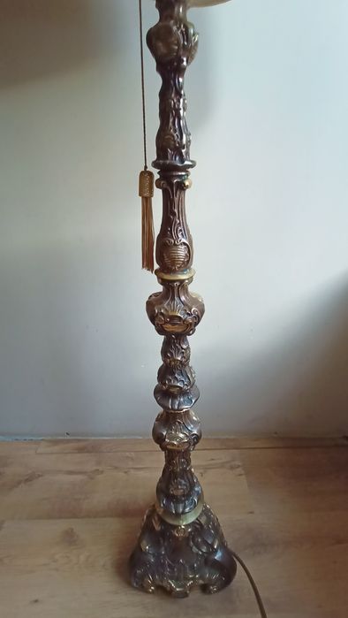 Stara lampa podłogowa z mosiądzu.