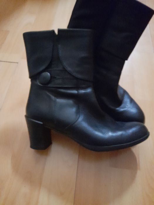 Чорні шкіряні сапожки
На зображенні