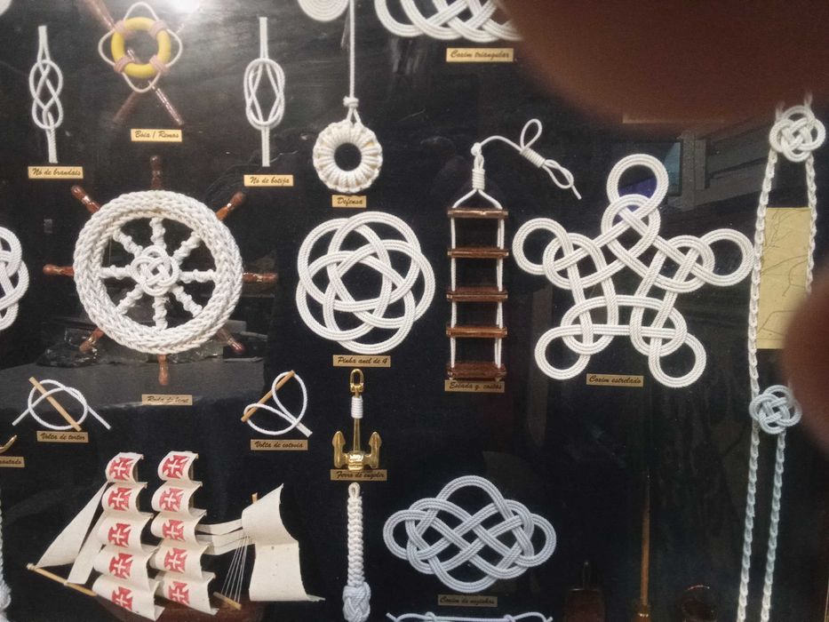 Bonito quadro decorativo de nós e coxins marinheiros e cordas