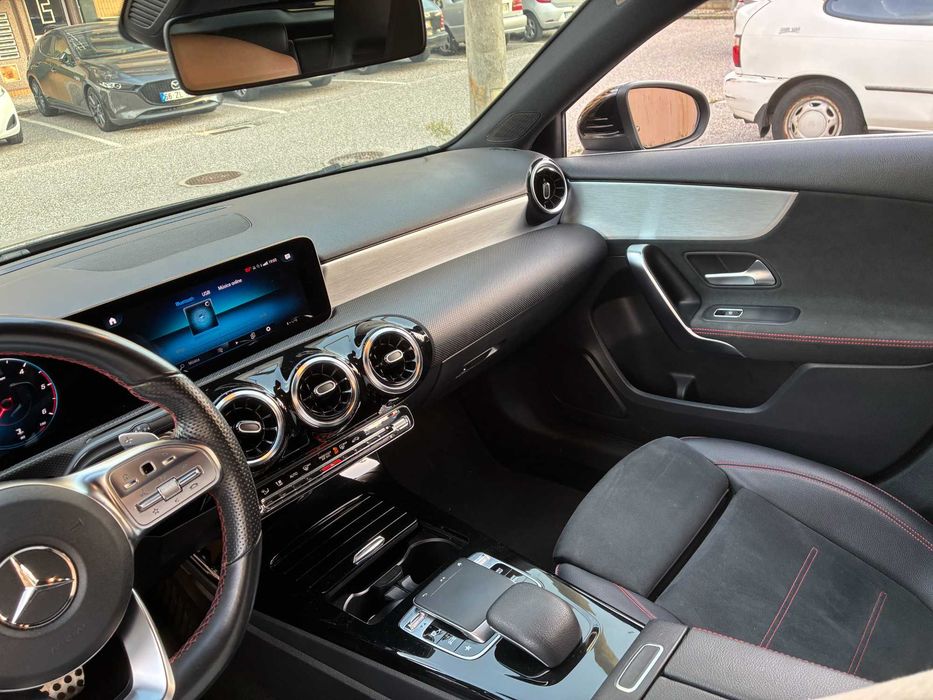 Mercedes-Benz A 180 W177 de 2019, equipado com o Pack AMG, caixa automática.