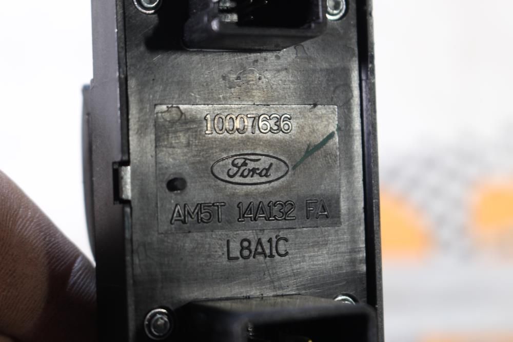 Comando / botão / interruptor vidros frente esquerdo FORD Focus III