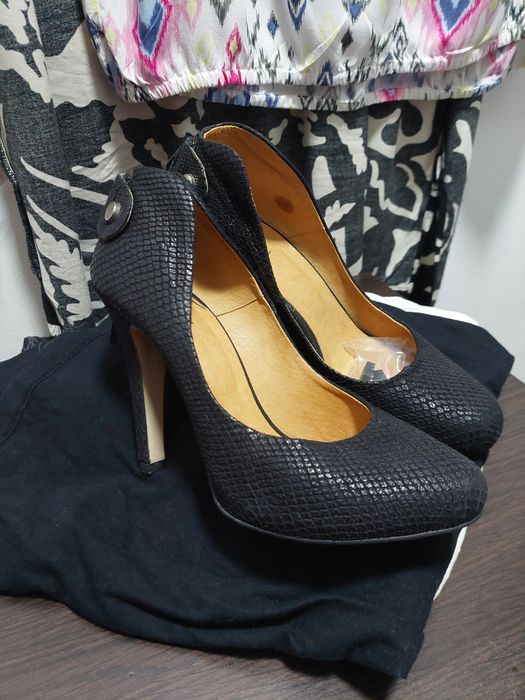 Czarne, skórzane, efektowne szpilki