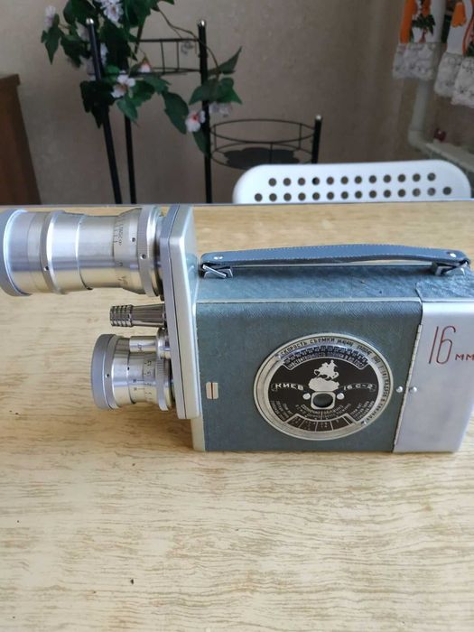 Вінтажна кінокамера Київ-16 С-2 (16 мм), у кофрі