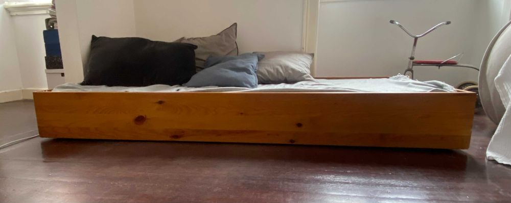 Cama gavetão em madeira maciça e com estrado