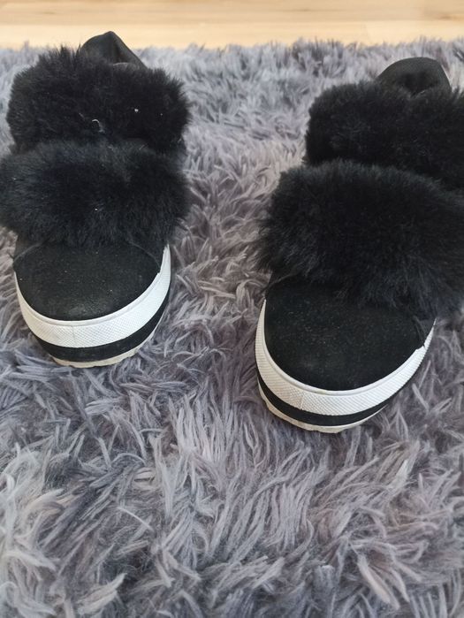 Сліпони на платформі з хутром.