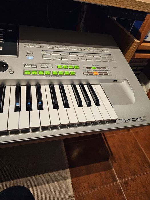 Vendo Yamaha Tyros 3 com bom preço