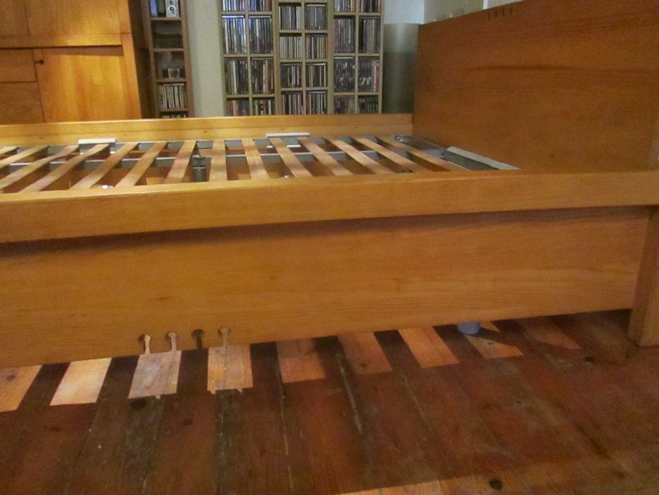 Cama de casal em madeira maciça, cor mel