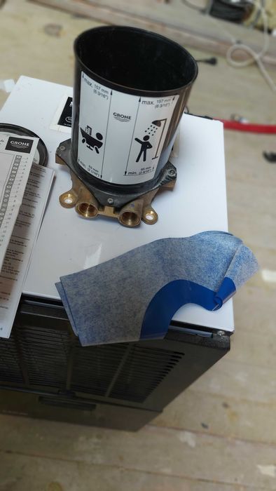 Bateria wannowa ścienna Grohe element podtynkowy do armatur czarny