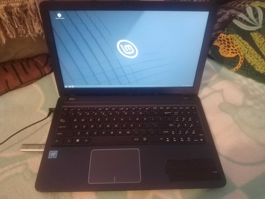 Laptop do szkoły i biura Asus