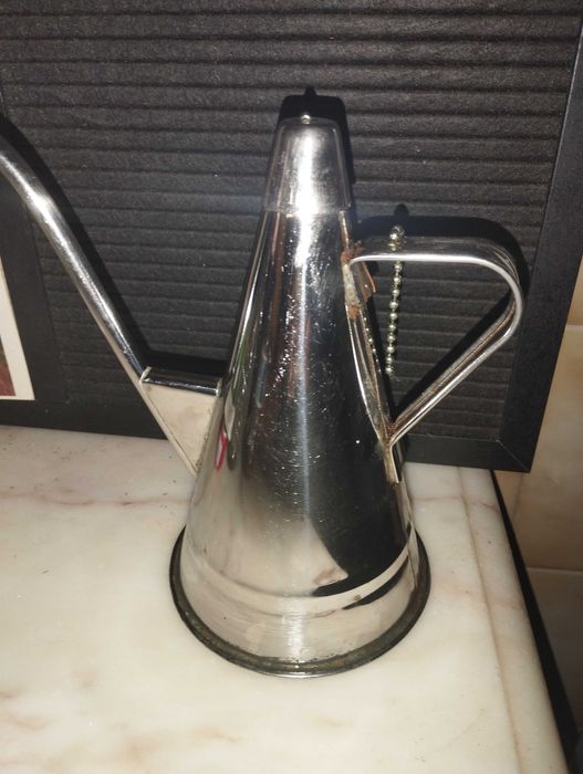 Almotolia bico fino produzida em aço inox