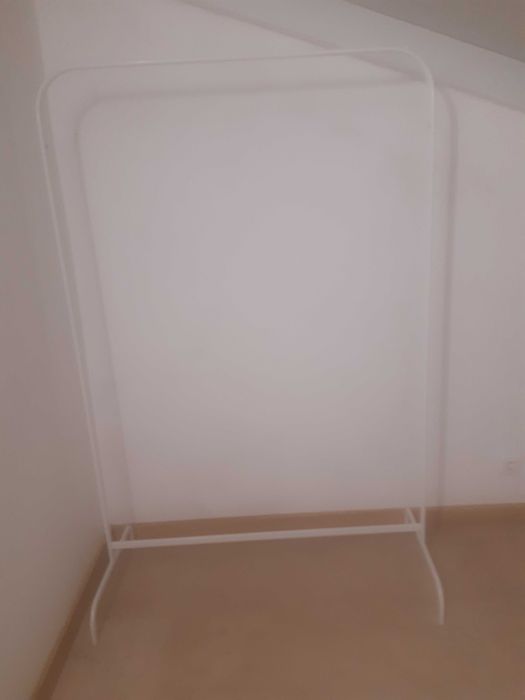 Cabideiro de Roupas com cabides