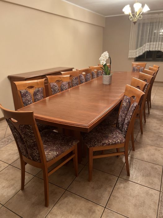 Zestaw mebli do salonu lub jadalni z dużym stołem