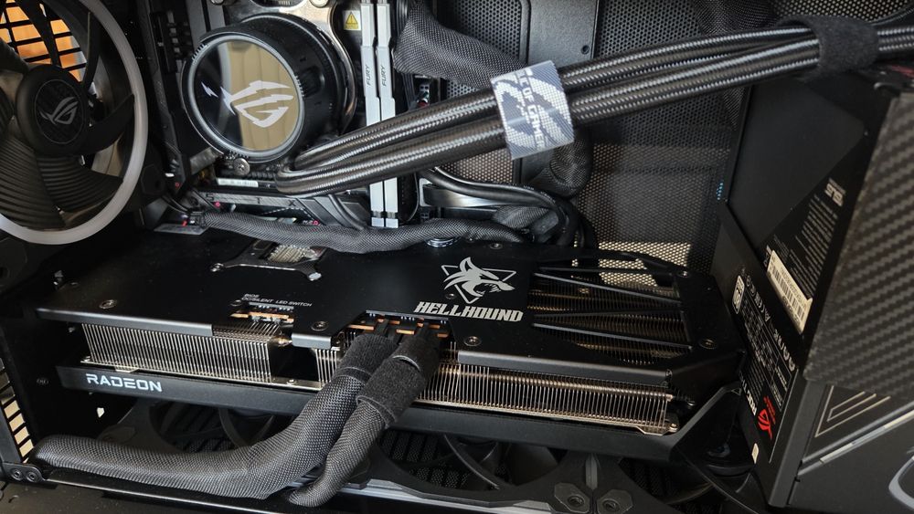 PC Asus ROG monster SFF 9800X3D, 64GB, 6TB SSD, Hellhound RX9070XT FV