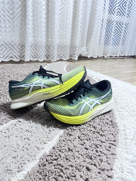 Чудові кросівки Asics Magic Speed 2 розмір 42.5