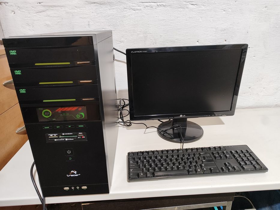 Komputer PC + Monitor + Klawiatura, AMD  2Gb RAM Obudowa z LCD Gratis