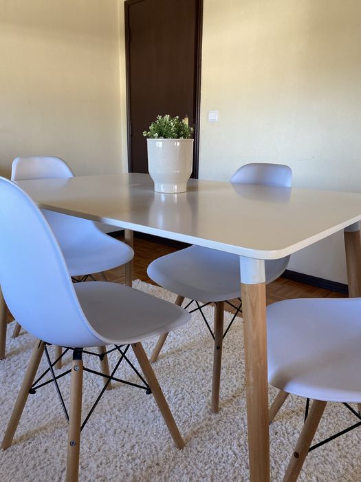 Mesa de jantar c/ 4 cadeiras