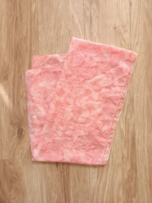 Różowa łososiowa cienka chusta w kwiaty