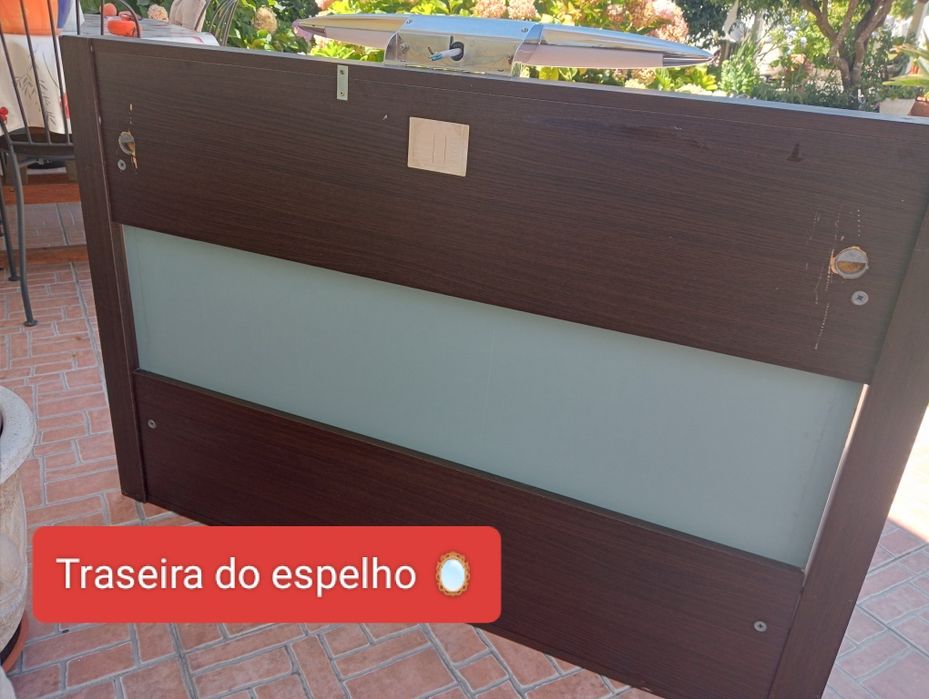 Espelho em bom estado com candeeiro