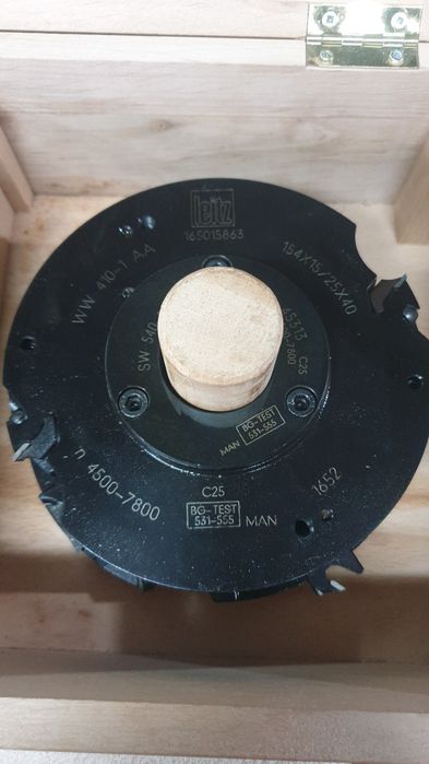 Głowice do ościeżnic z regulowaną opaską