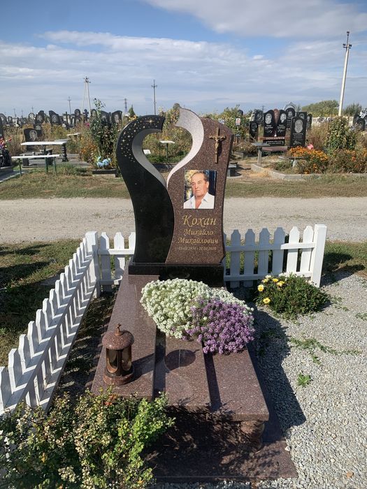 Гранітні памʼятники від виробника